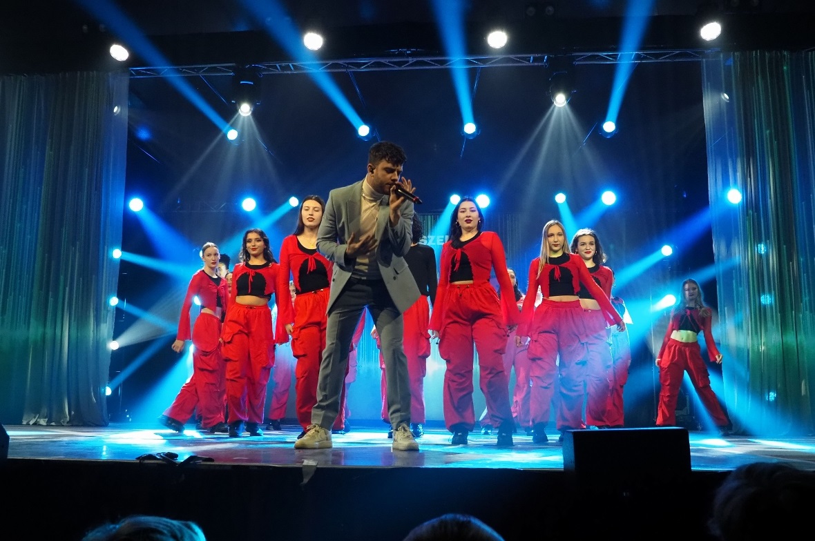 Luca Hänni mit Tänzerinnen und Tänzer der New Dance Academy aus Bern in Das Zelt...