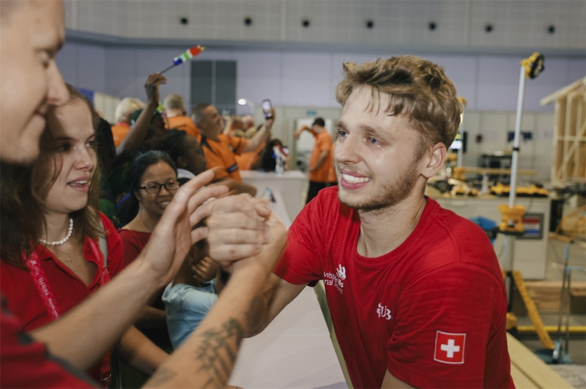 Luca Wissler nimmt die Gratulationen entgegen.