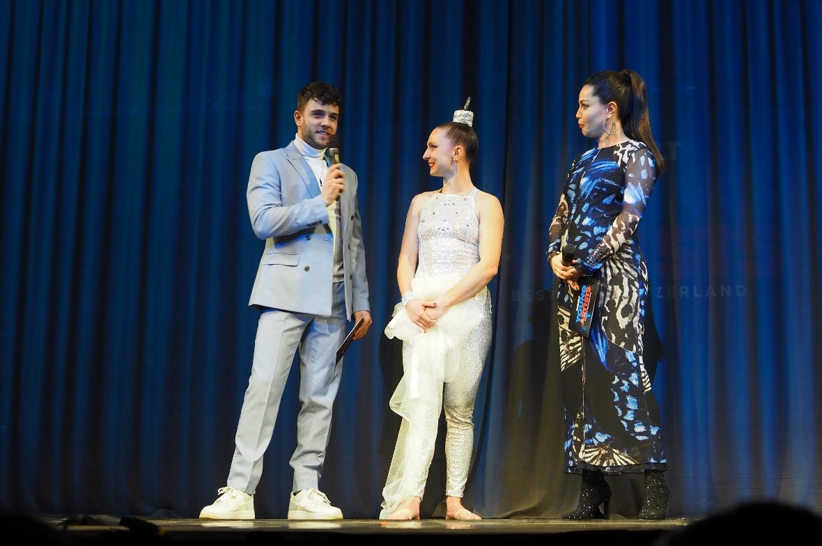 Luca und Christina Hänni im Gespräch mit Manuela Wüthrich (Mitte), die Tanz und ...
