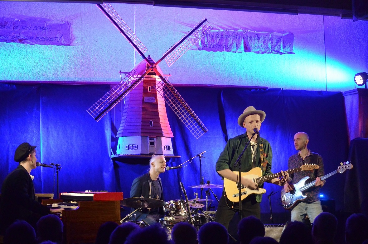 Lucky Wüthrich mit Band im Musikhaus Zweisimmen mit Windmühle.