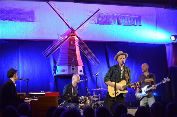 Lucky Wüthrich mit Band im Musikhaus Zweisimmen mit Windmühle.