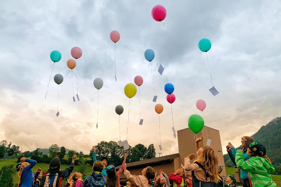 Luftballon-Wettbewerb am Spielfest.
