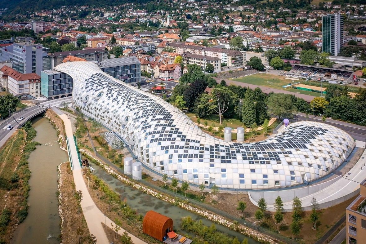 Luftbild des Geländes der Swatch Group in Biel: Eine öffentliche Strasse teilt d...