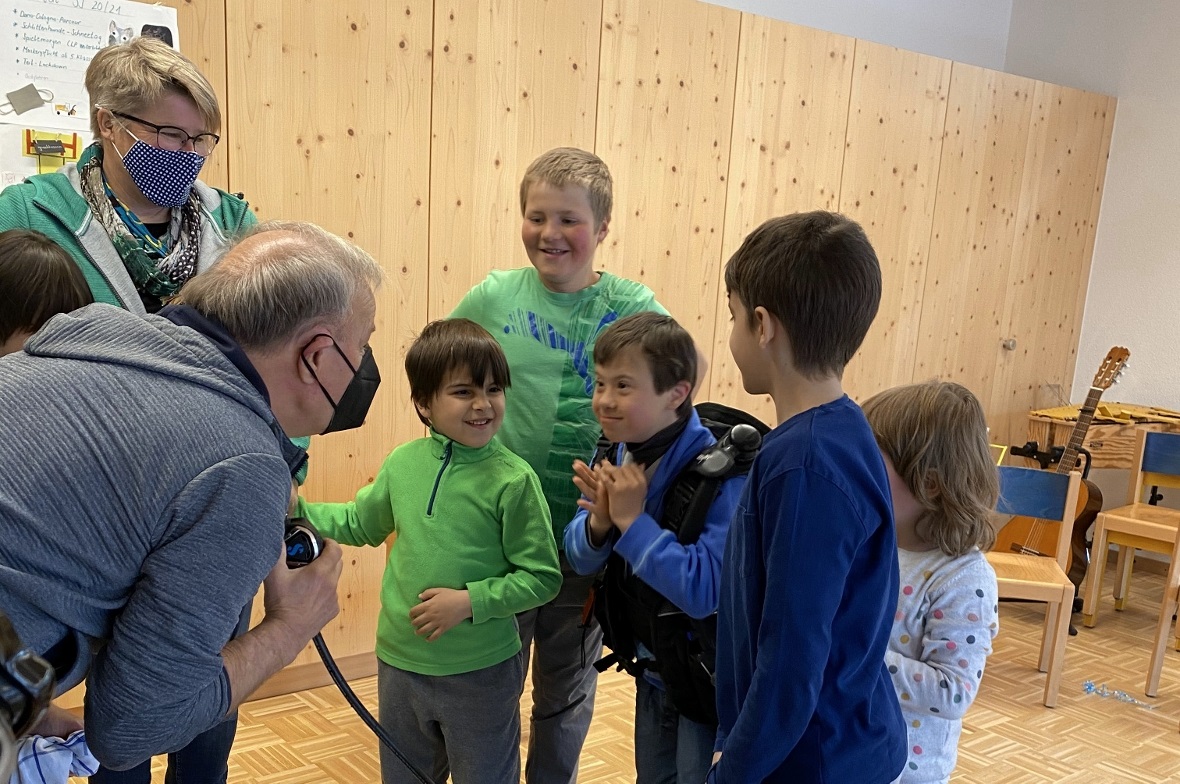 «Luftstoss aus der Flasche» – aufmerksam folgten die Kinder den anschaulichen Er...