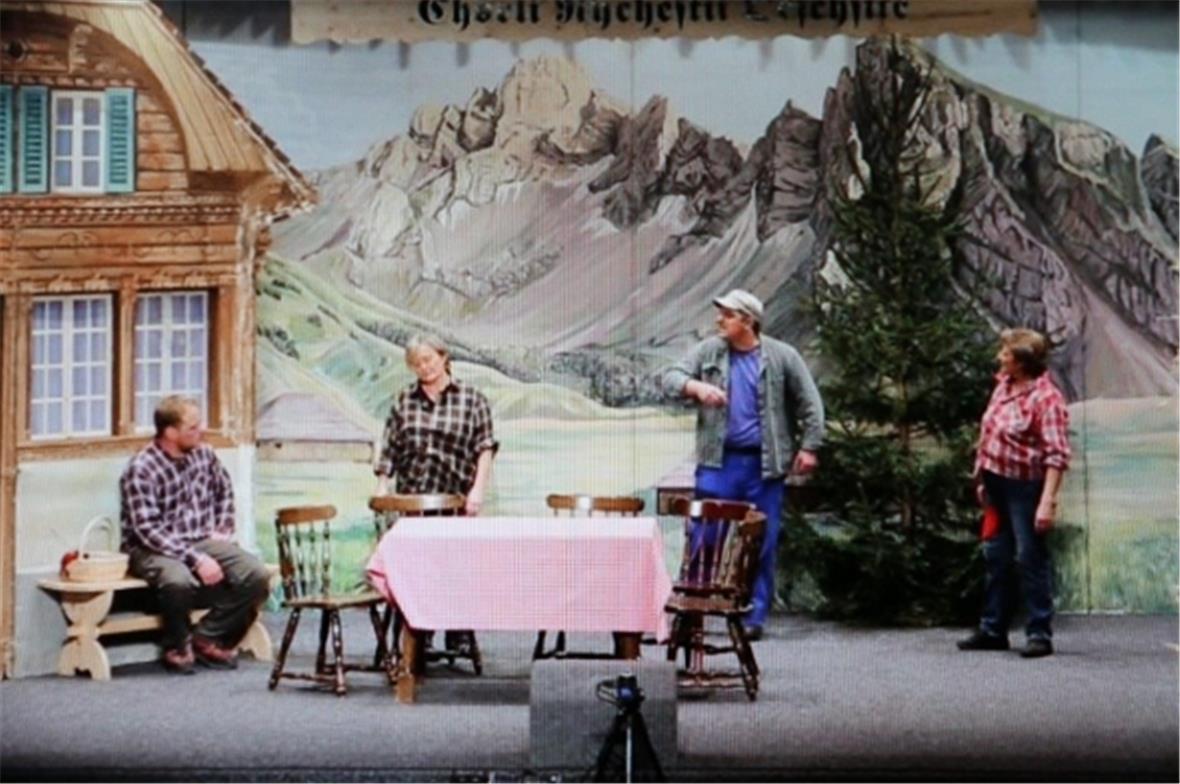 Luigi der italienische Taglöhner führt ein grosses Rohr.