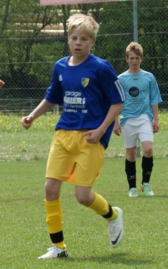Lukas Stettler, unbescholtener B-Junior des FC EDO Simme, auf dem Fussballfeld in Aktion.