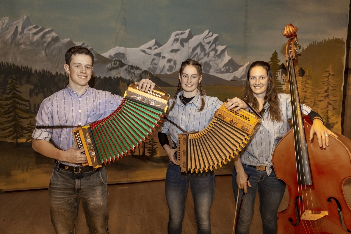 Lukas Wampfler, Arianne beide Schwyzerörgeli und Deborah Wenger am Bass, unterhi...