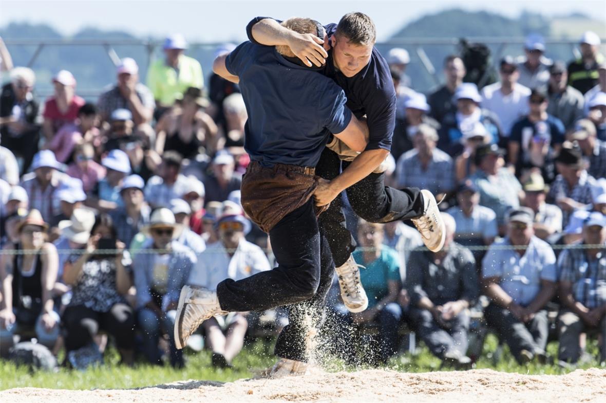 Lutz Scheuber (links, Bueren) gegen Patrick Gobeli (rechts, Matten im Simmental).