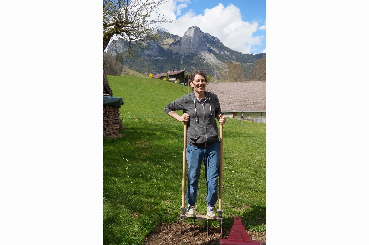 Luzia Emmenegger demonstrierte, wie man mit der Doppelgrabegabel die Erde locker...