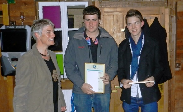 Luzia Wyssen überreicht die Förderpreise an Markus Klopfenstein und Marco Matti