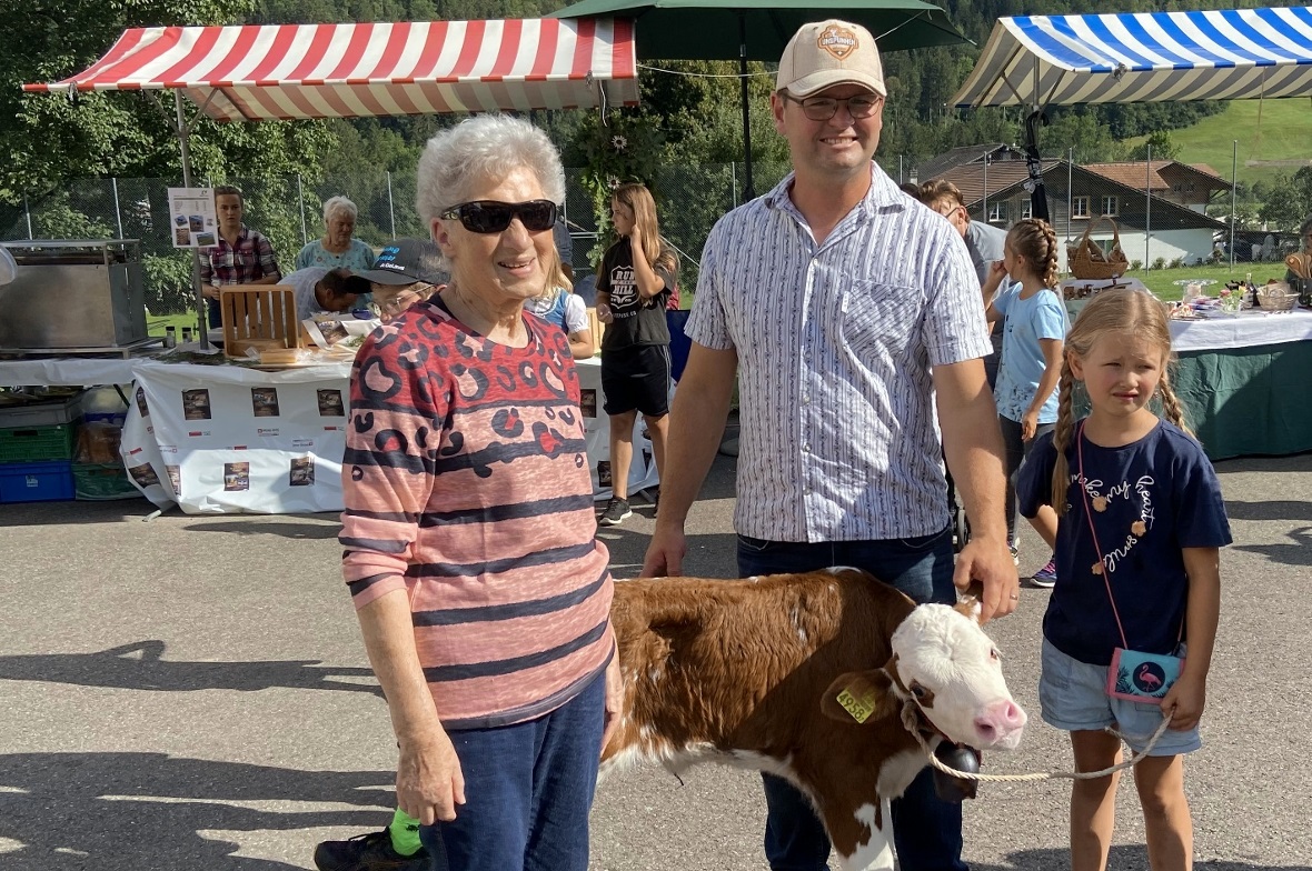 Lydia Fahrni gewann das Kuhkalb. Fritz Niederhauser überreichte mit seiner Tocht...