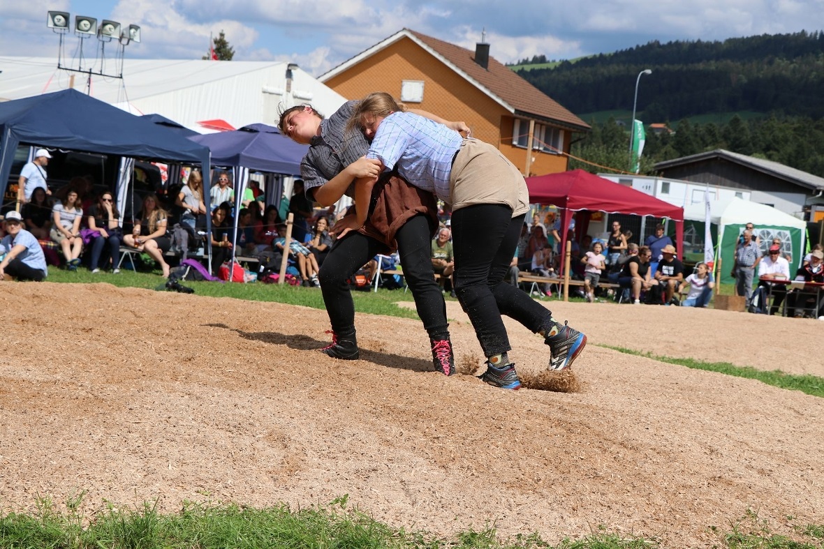 M1 Schlussgang Föhn in blau vs Zurfluh in schwarz.