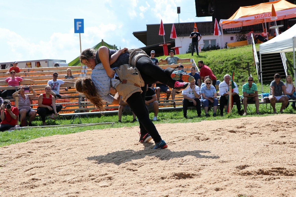 M2 Schlussgang: Frei in blau vs Philipona in schwarz.