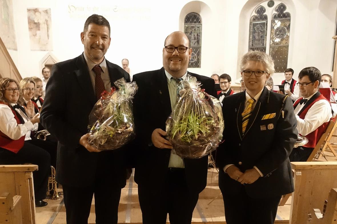 MG-Präsidentin Beatrice Zeller überreichte den beiden Dirigenten Hanspeter Janzi und Charly von Grünigen zum Dank für den grossen Einsatz ein Präsent.