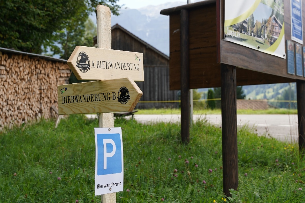 MIt reichlich Schildern war es für die Teilnehmer der Bierwanderung praktisch un...