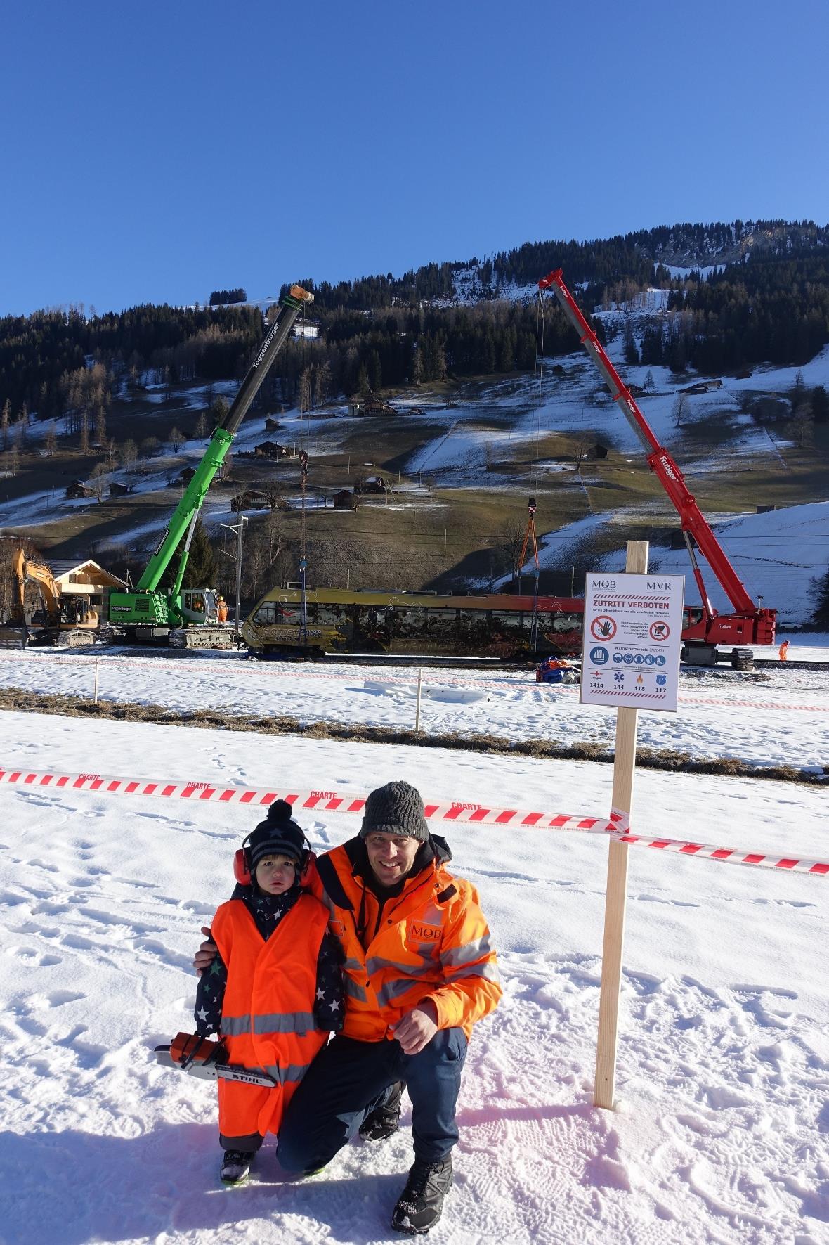 MOB-Lokführer Remo Poschung verfolgte mit Sohn Morris die Bergungsarbeiten mit g...