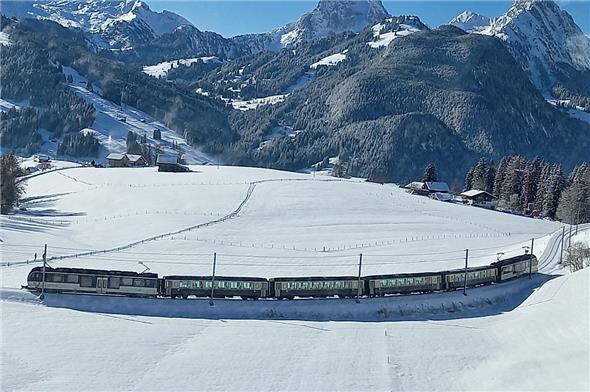 MOB-Zug in weisser Winterlandschaft bei Saanenmöser (Archivbild).