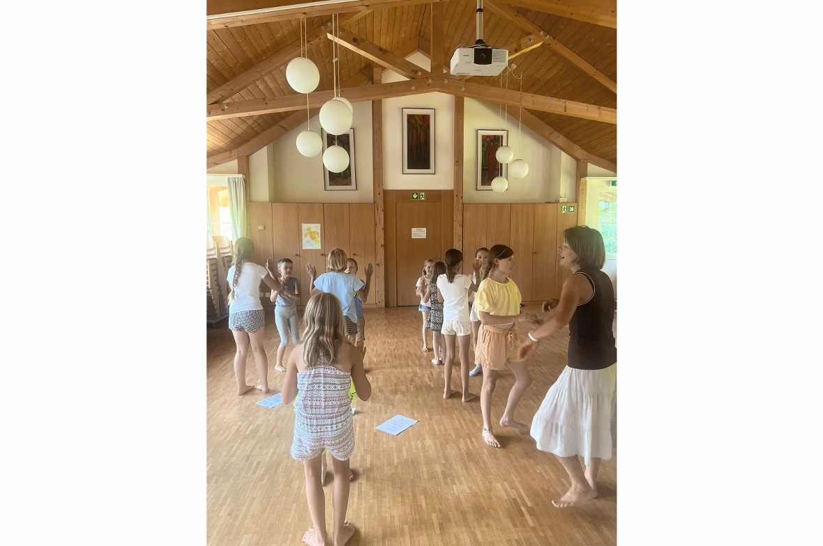 MSSO Kids Singers haben Gesang, Tanz und Rhythmus fröhlich vereint. Die Kinder s...