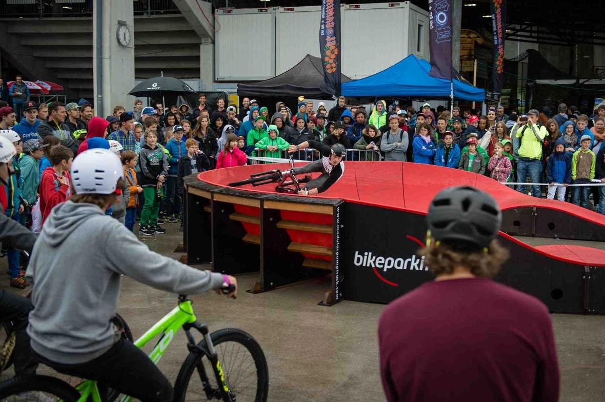 Macht Spass, ist flexibel und funktioniert auch bei Schlechtwetter: Ähnlich wie Spielplätze beleben Pumptracks die Orte, an denen sie im Einsatz stehen.