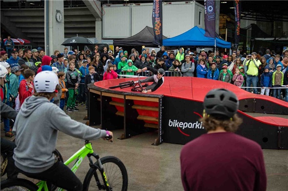 Macht Spass, ist flexibel und funktioniert auch bei Schlechtwetter: Ähnlich wie Spielplätze beleben Pumptracks die Orte, an denen sie im Einsatz stehen.