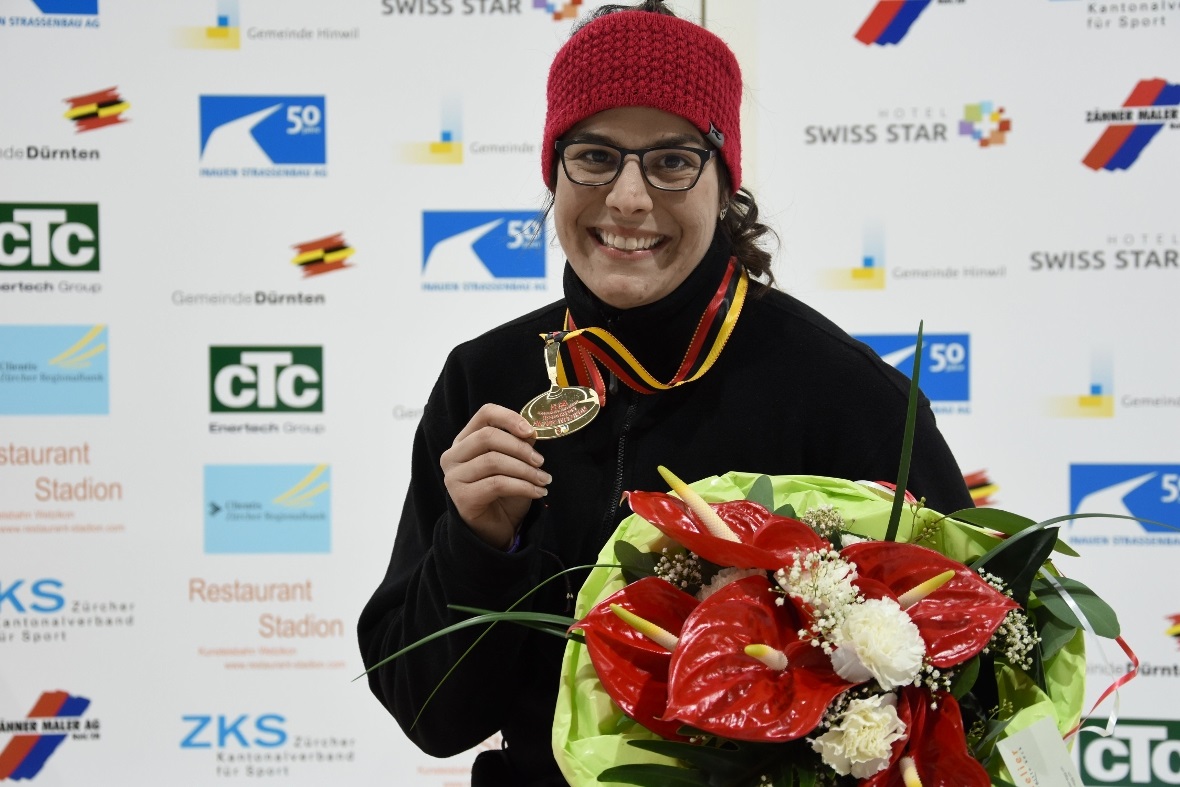 Madlaina Caviezel wurde im Eisstockschiessen Schweizermeisterin.