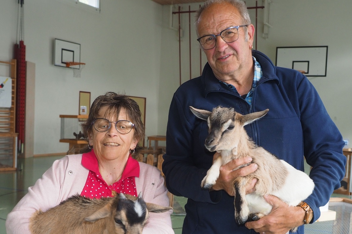 Määäh - Franziska und Christian Bühler mit ihren Zwergziegen.