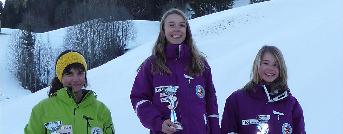 Junioren Slalom im Saanenland Mädchen JO 1: 2. Jessica Neuhaus, Plaffeien; 1. Zoë Herrmann, Schönried; 3. Laura Annen, Grund.
