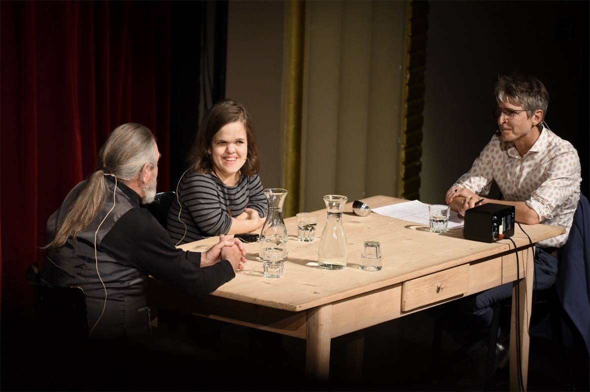 «Mäntig Apéro» in Bern mit Pfarrerin Linda Grüter, im Gespräch mit Beat Werthmüller (links) und Gastgeber Matthias Baumer.