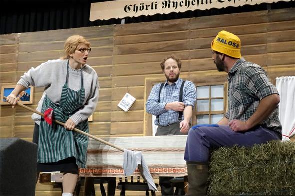 Magd Babet (Regula Dänzer) und Knecht Jöggu (Martin Kriegner, rechts) sabotieren die Computereinführung von Bauer Peter Hafner (Stephan Trummer).