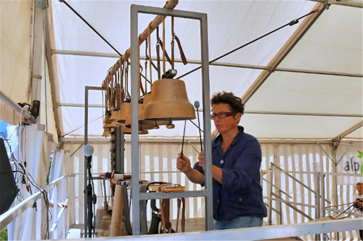 Magdalena Schatzmann beim Glockenspiel.