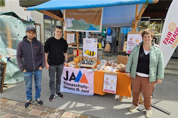 Maimarkt: Jean-Julien Wimmer und Marco Knubel (Klimagruppe Simmental) mit Anne Zürcher (Arbeitsgruppe Fair Trade Town Zweisimmen).