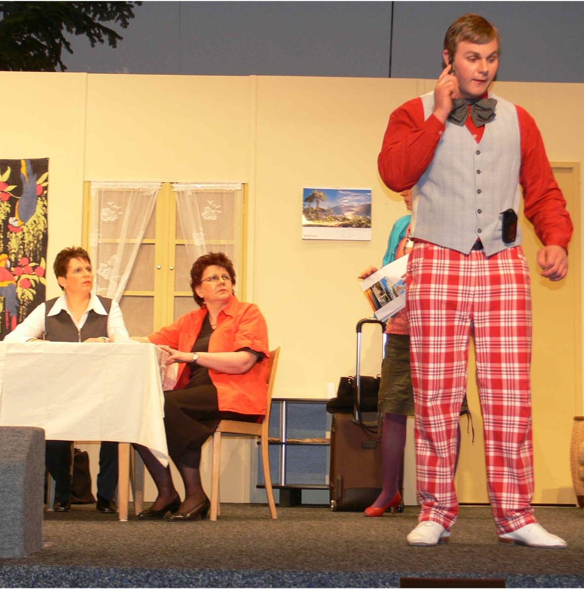 «Mami, Mami, ich lebe hier mit dubiosen Gestalten, die mir ans lebendige gehen wollen.» Das Handy ist das wichtigste Requisit des exzentrischen Psychologiestudenten.