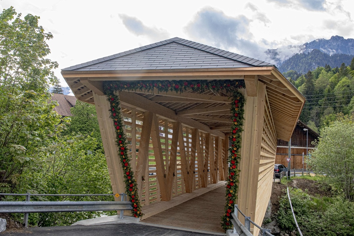 Man kann die Brücke anschauen wie man sie will. Das Design passt und gefällt.