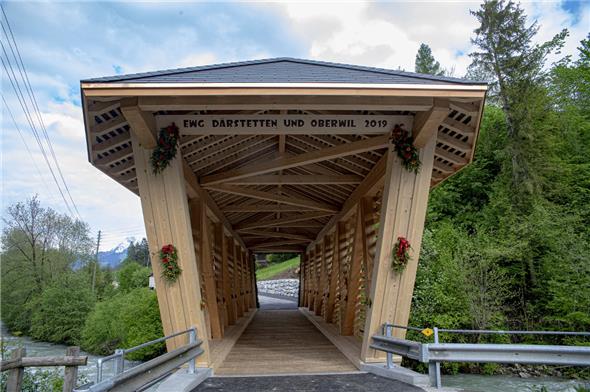 Man kann die Brücke anschauen, wie man will. Das Design passt und gefällt.