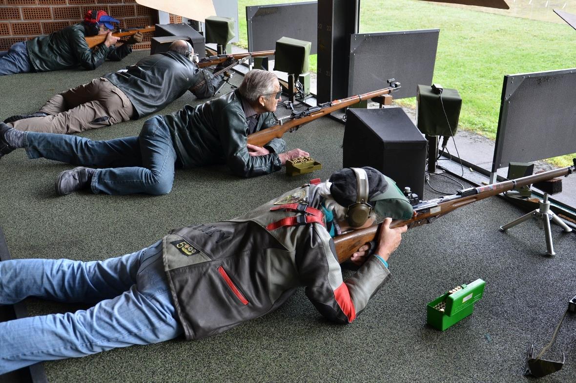 Manfred, Bläcky Schwarz kämpft sich durch den Nebel.