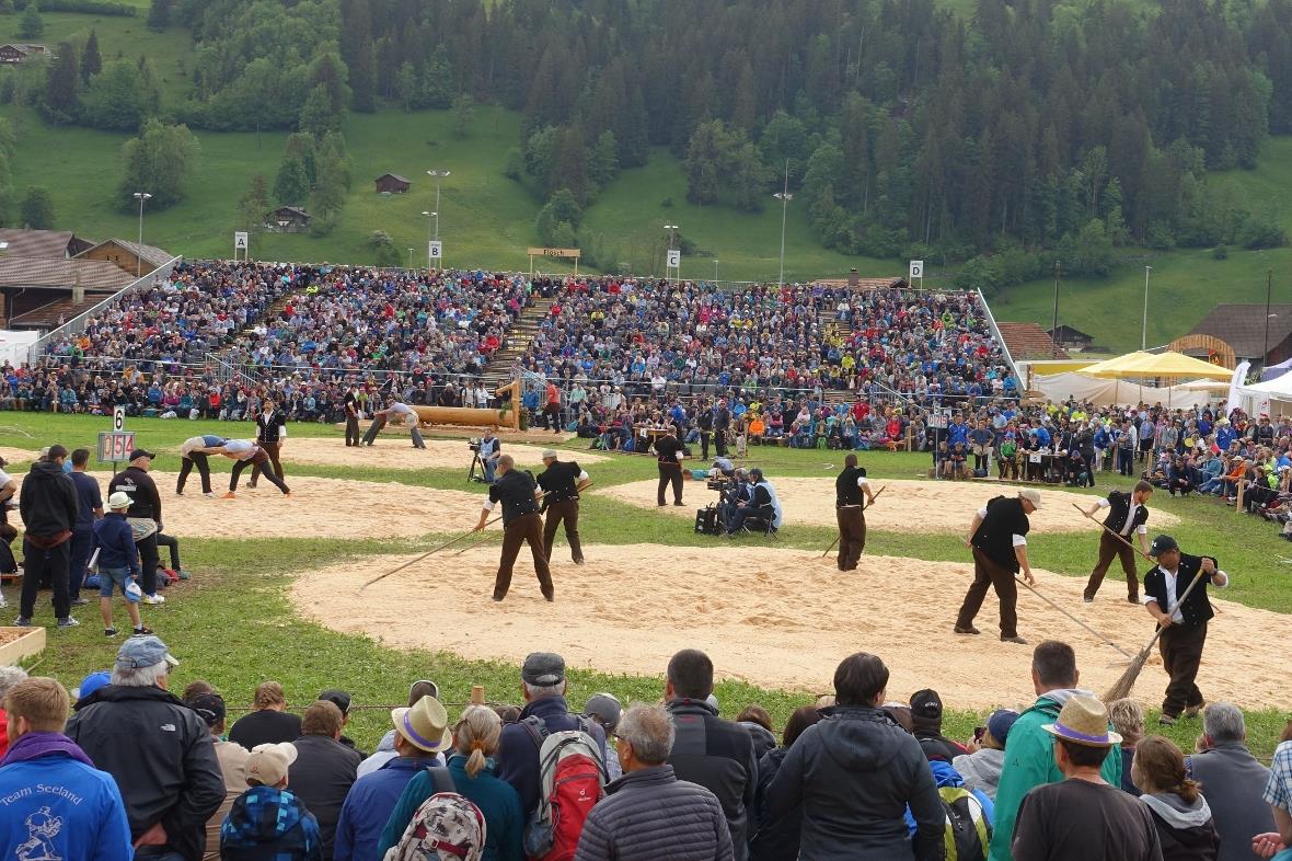 Manne, ad Arbeit: Während Matthias Glarner bei seinem kranzfestmässigen Comeback...