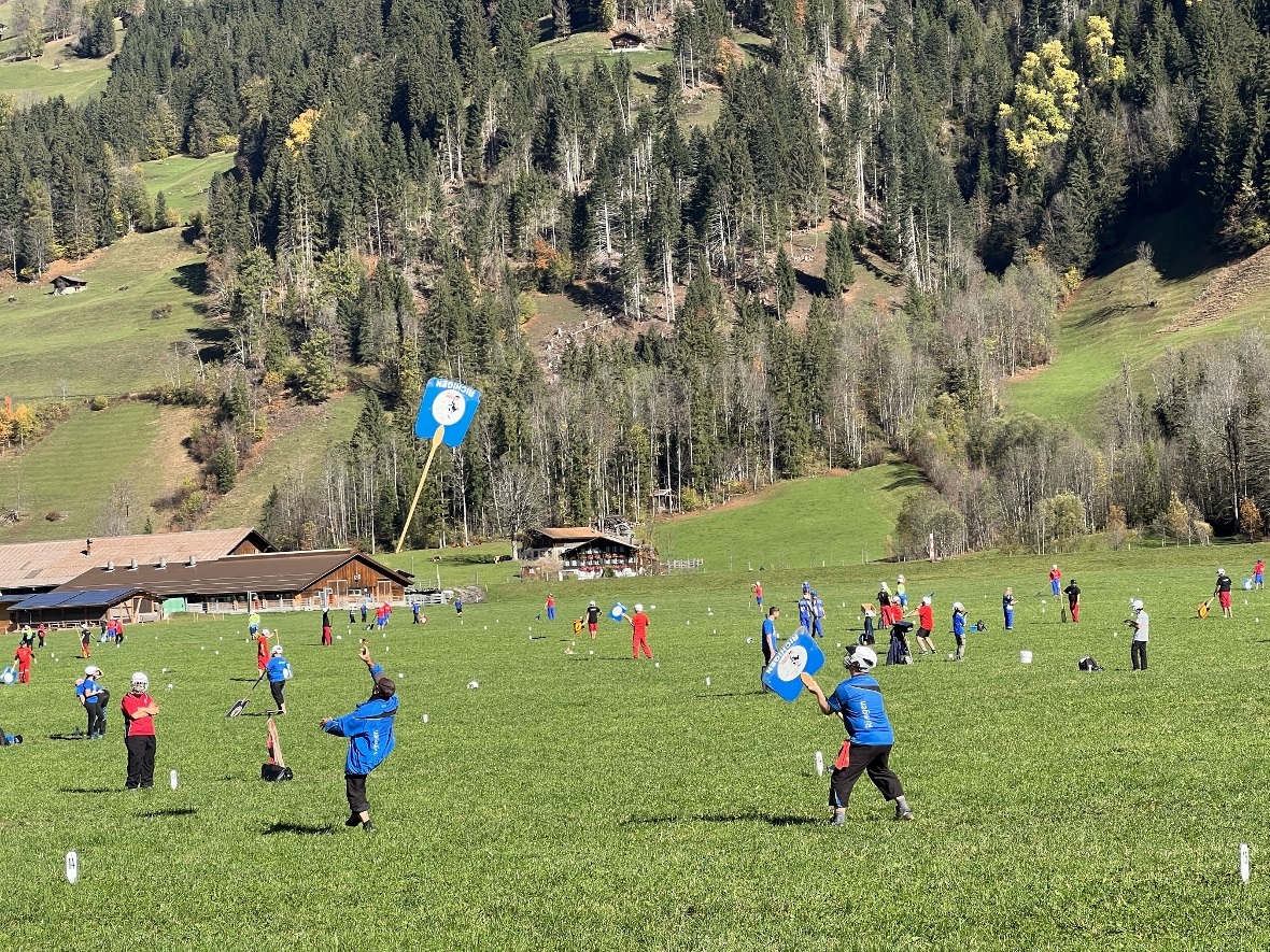 Mannschaften beim Abtun des Nouss mit den Schindeln.