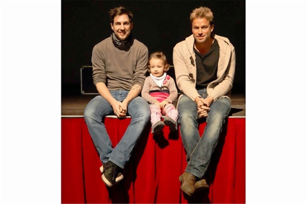 Manuel Burkhard mit seiner Tochter und Jonny Fischer warten im DAS ZELT auf das Interview.