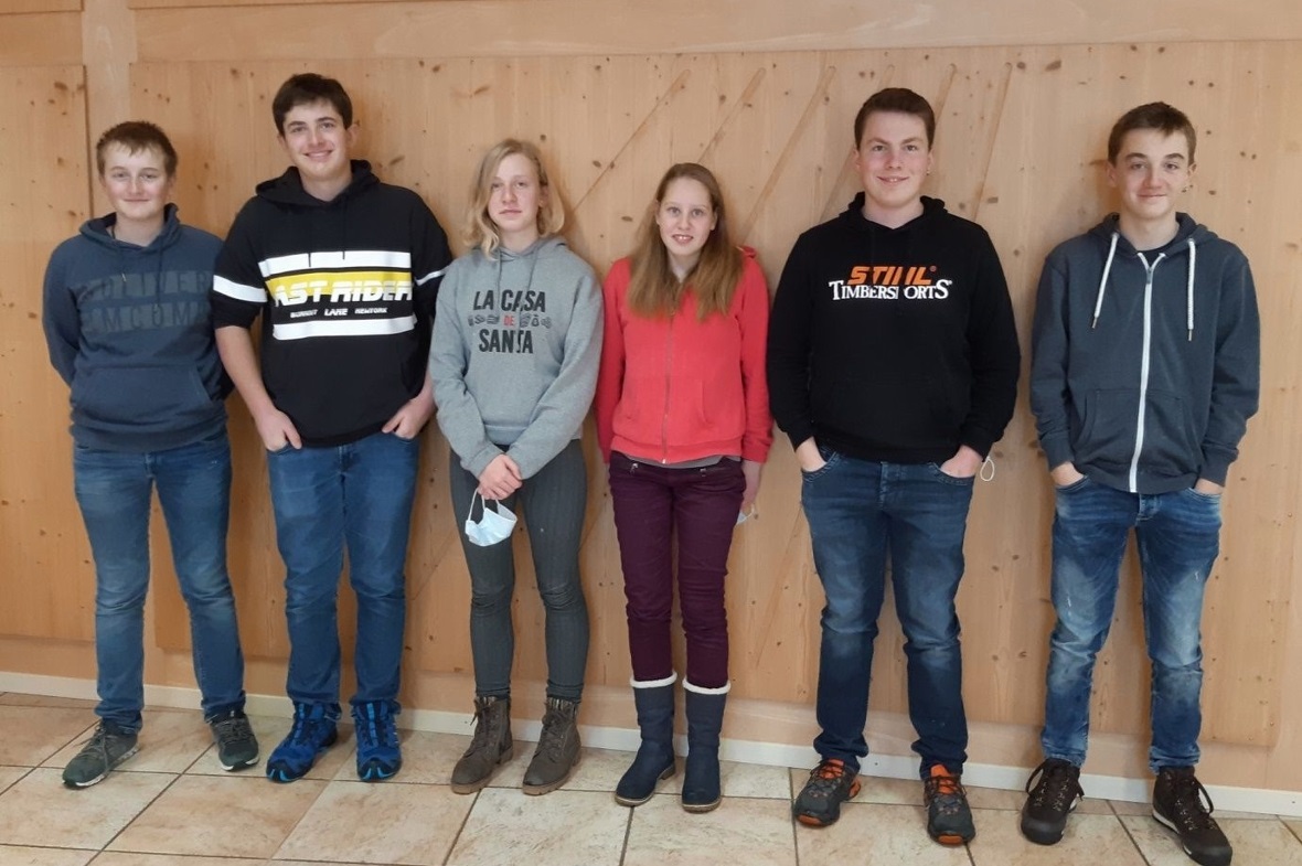 Manuel, David, Yasmin, Katja, Cedric und Timo haben sich für den Gottesdienst vo...