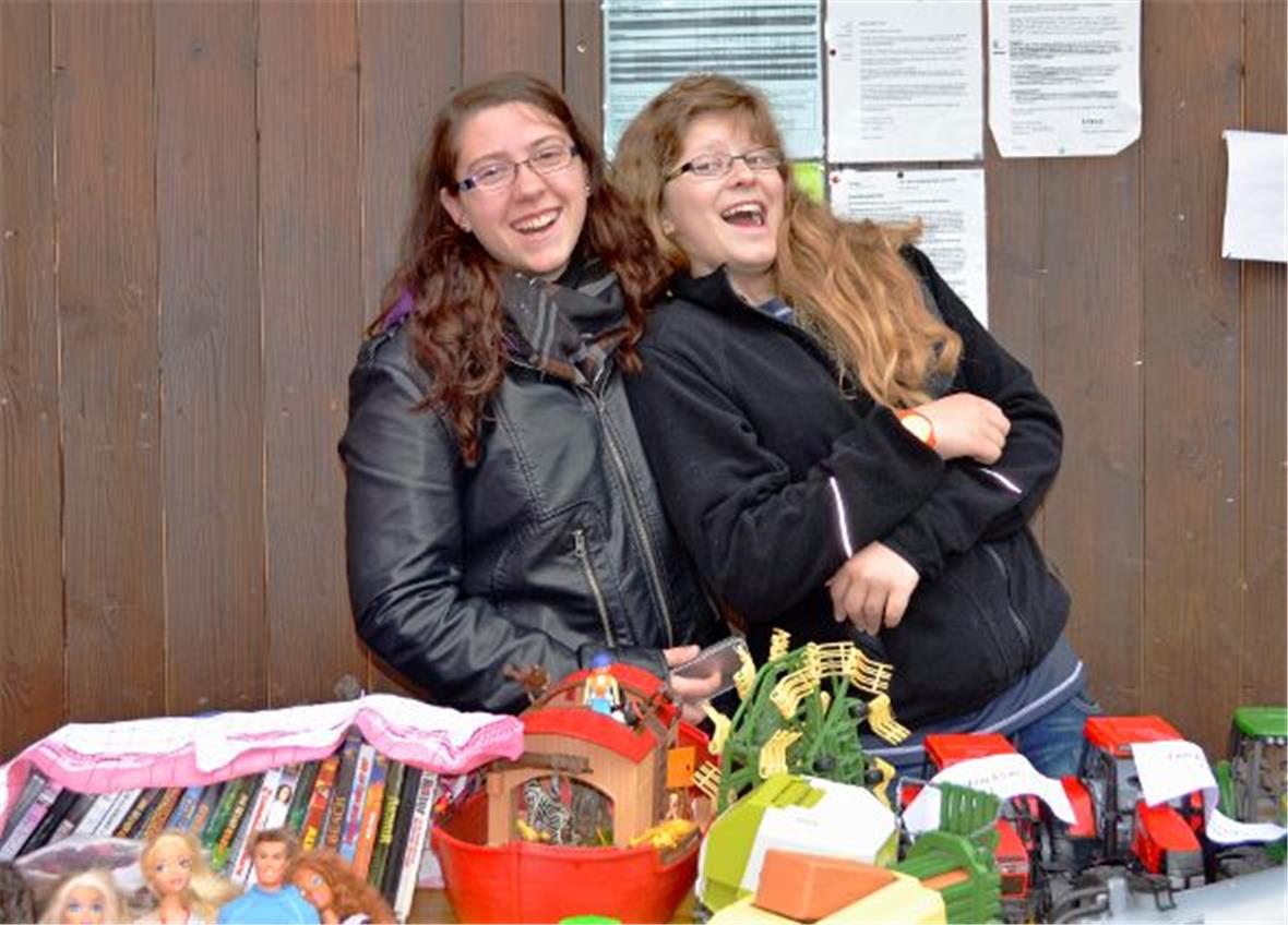 Manuela und Tanja Hirsbrunner verkaufen, offensichtlich gutgelaunt, ihre Kinderspielsachen auf dem Markt.