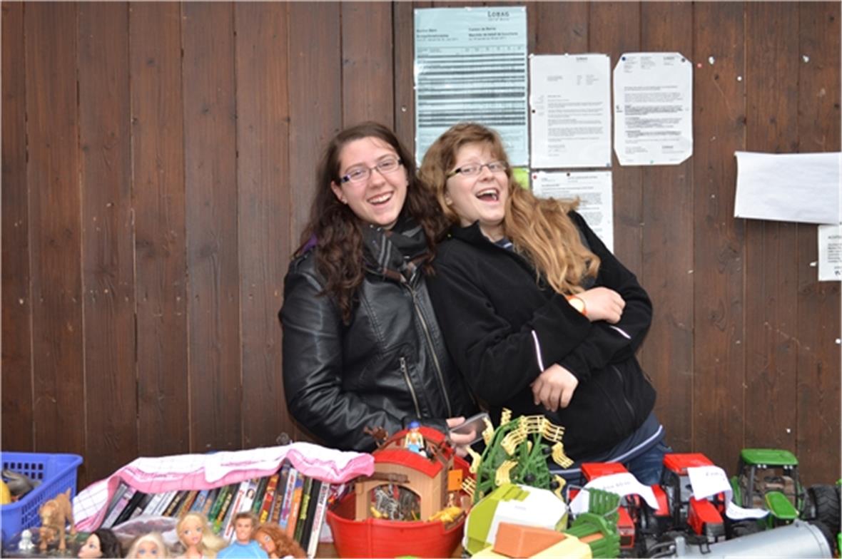 Manuela und Tanja Hirsbrunner verkaufen, offensichtlich gutgelaunt, ihre Kinders...