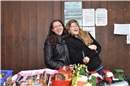 Manuela und Tanja Hirsbrunner verkaufen, offensichtlich gutgelaunt, ihre Kinders...