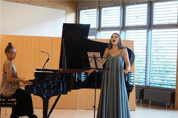 Mara Möritz mit Ansi Verwey am Klavier beim Abschlusskonzert des Meisterkurses.