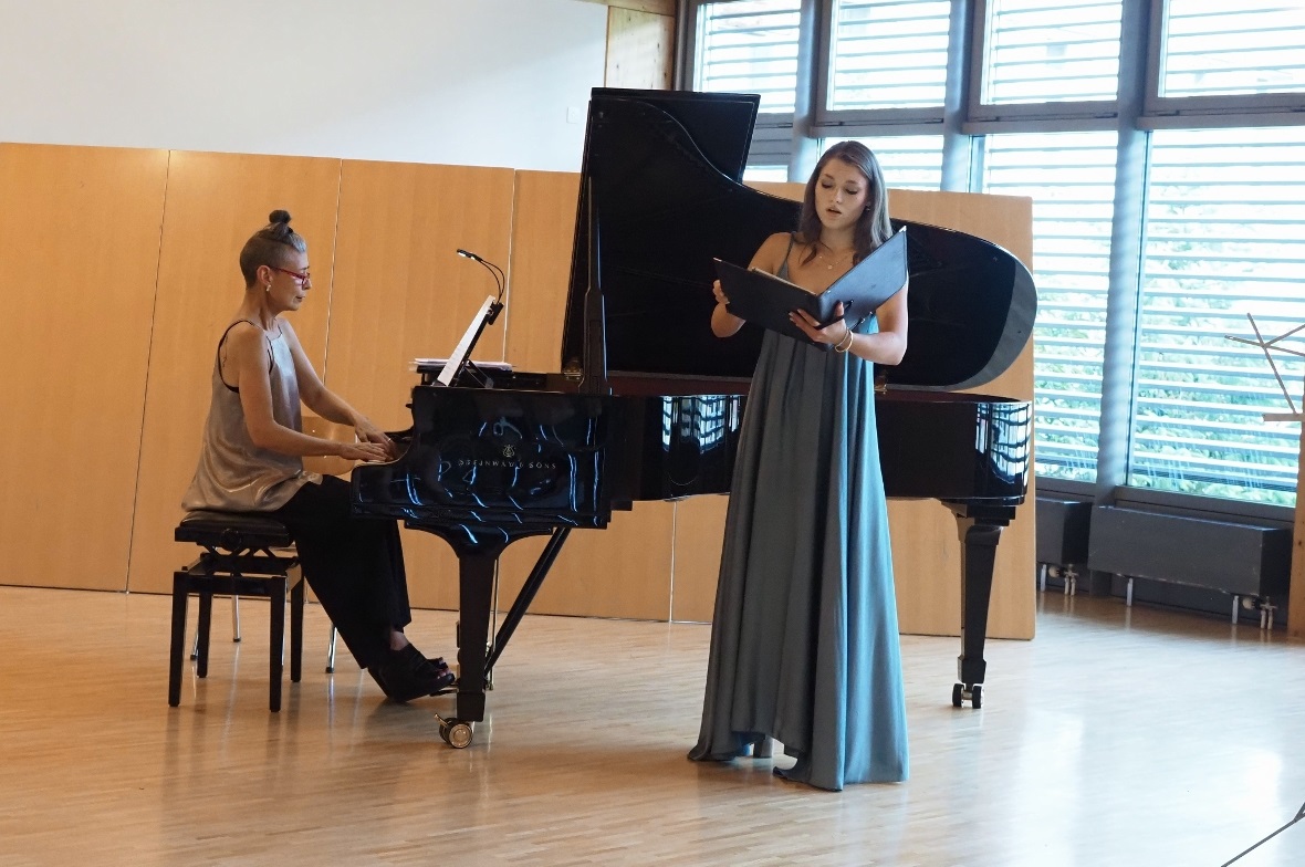 Mara Möritz mit Ansi Verwey am Klavier beim Abschlusskonzert des Meisterkurses.