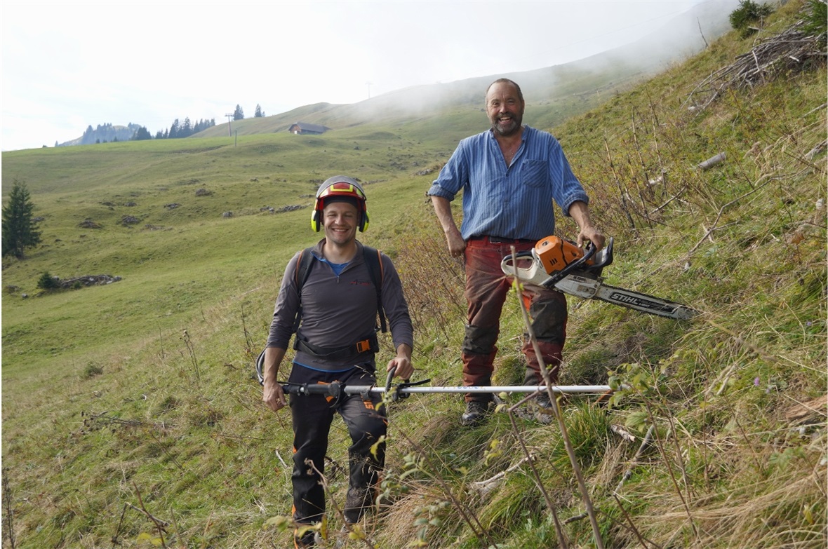 Marc Aegerter und Christina Burri leiteten die Arbeiten auf der Alp Gandlauenen.