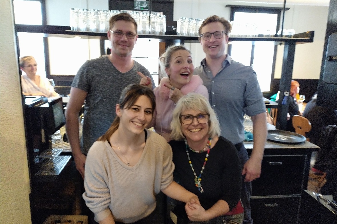 Höfli Pub: Start als Pub, Ausbau geplant Marc Beer, seine Freundin Lisa Van Bommelen; Barbara Klossner alias Miss Helvetia; Servicehilfe Christine und Miteigentümer Simon Rudolf Klossner.