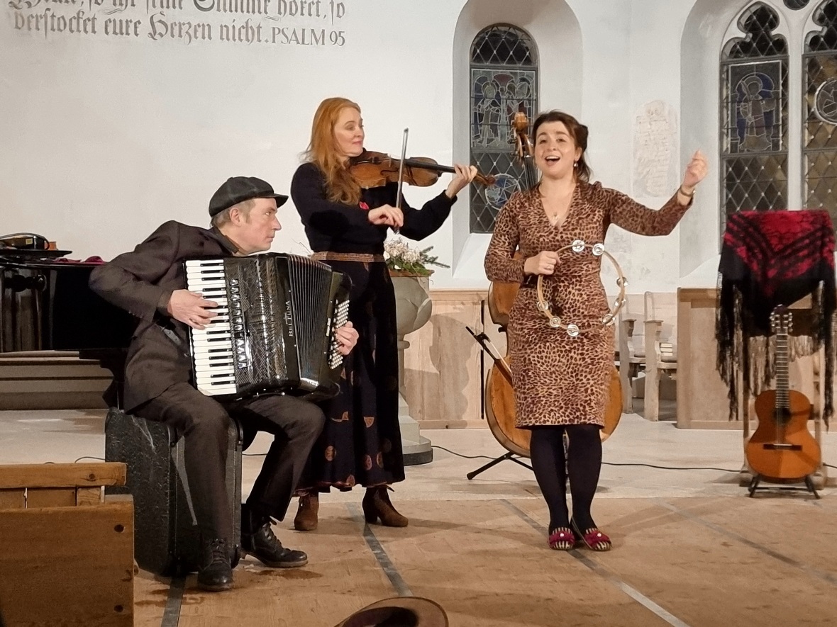 Marc Hänsenberger, Juliette du Pasquier und Vicky Papailiou (von links nach rech...