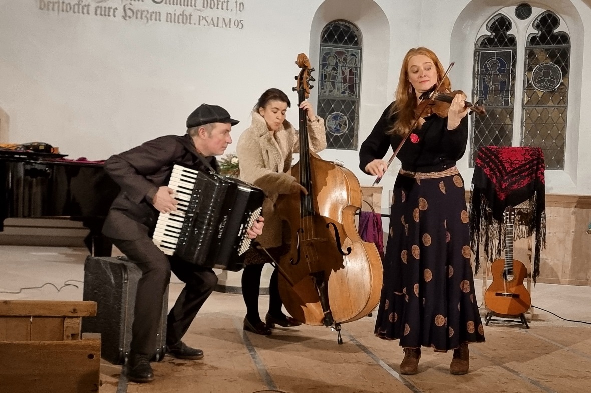Marc Hänsenberger, Vicky Papailiou und Juliette du Pasquier begeistern mit ihrer virtuosen Vorstellung.