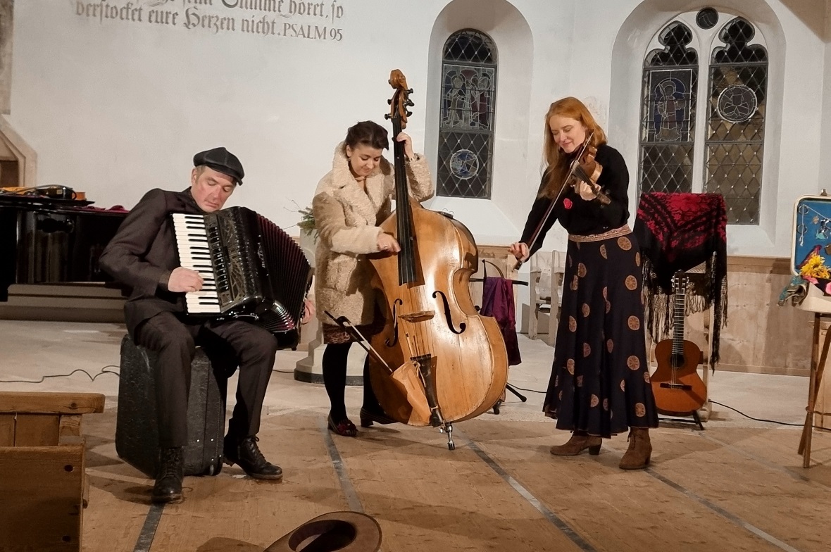 Marc Hänsenberger, Vicky Papailiou und Juliette du Pasquier (von links nach rech...