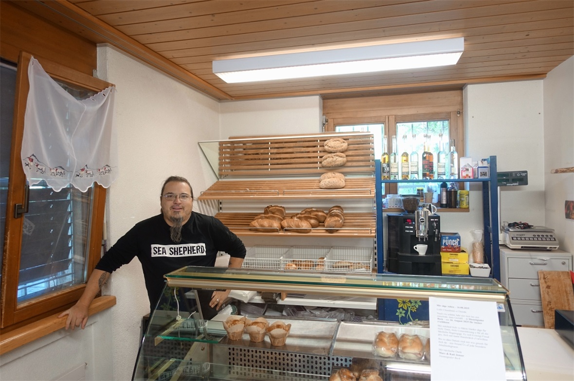 Marc Jenzer im Verkaufsladen seiner Bäckerei in Zwischenflüh.